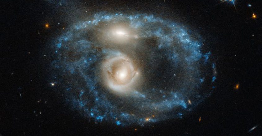 ആകാശത്തുനിന്ന് ഭൂമിയെ തുറിച്ചു നോക്കി തലയോട്ടിയും പ്രേതക്കണ്ണുകളും; ഹബിൾ അദ്ഭുതം!,  Hubble space telescope, galaxy pictures, NASA, Padhippura, Manorama Online
