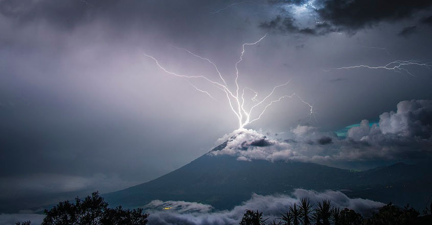 അഗ്നിപര്‍വതത്തിനു മുകളില്‍ അദ്ഭുത മിന്നല്‍; എവിടെ നിന്നാണതു വന്നത്? , Lightning, Volcano eruption, Padhippura, Manorama Online